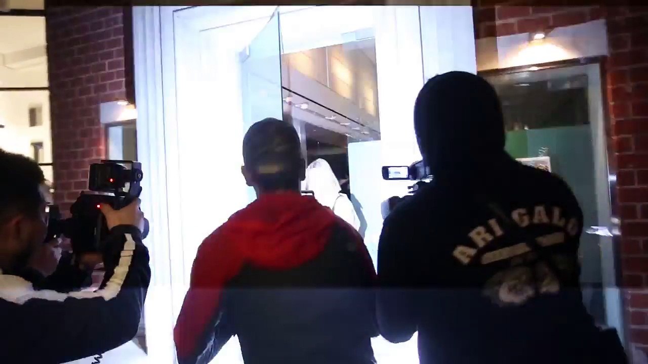 Hailey Baldwin Dines In Beverly Hills With A Mystery Man