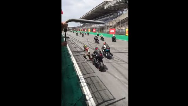 Un pilote chute et se fait percuter au départ d'une course de motos