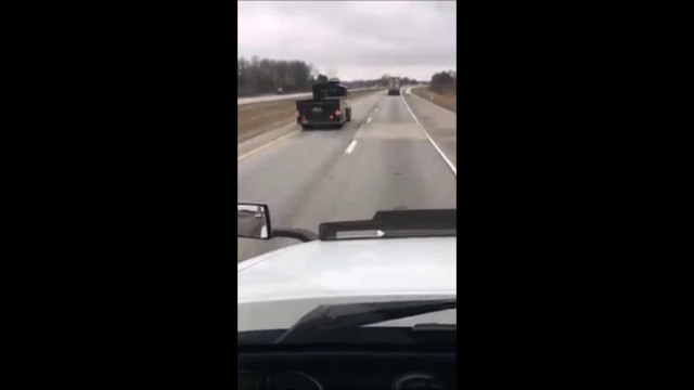 Se faire doubler par une locomotive à vapeur sur une autoroute