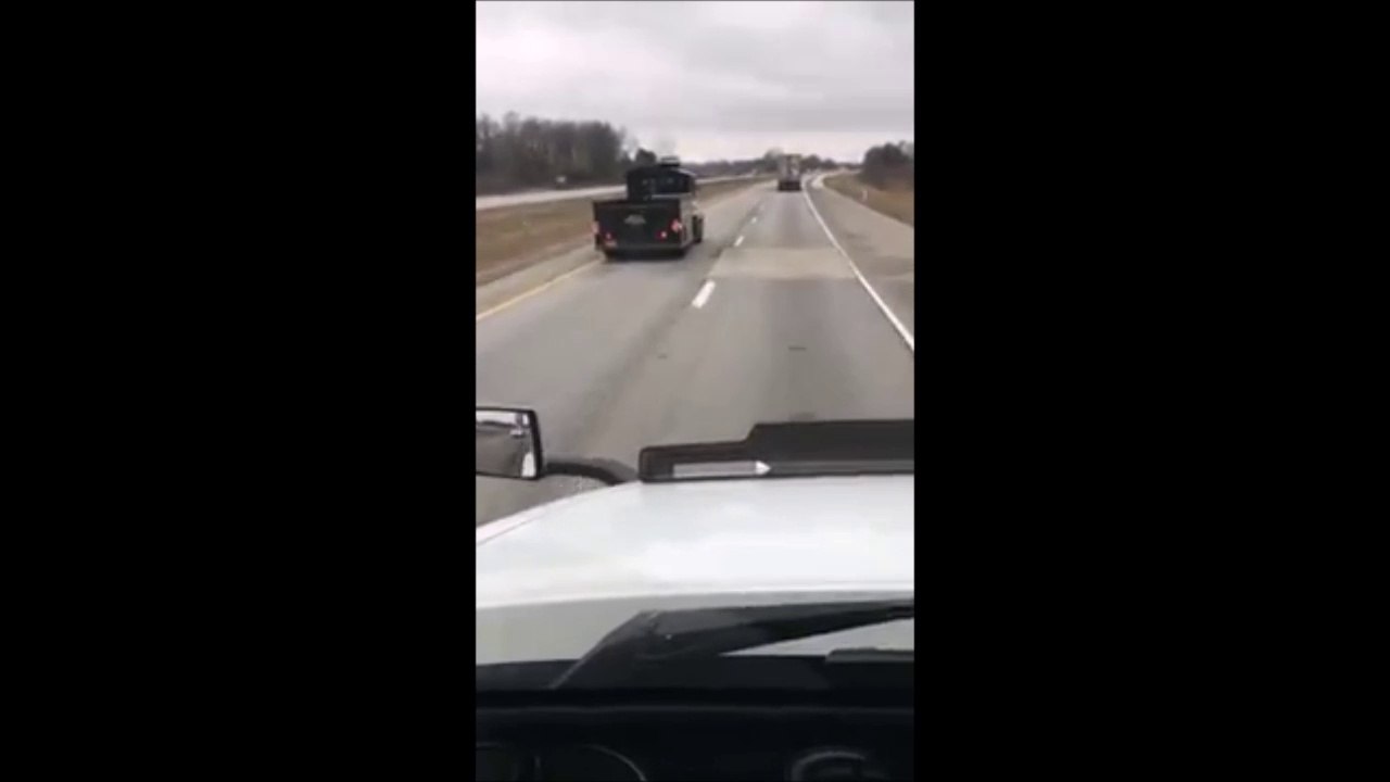 Se faire doubler par une locomotive à vapeur sur une autoroute
