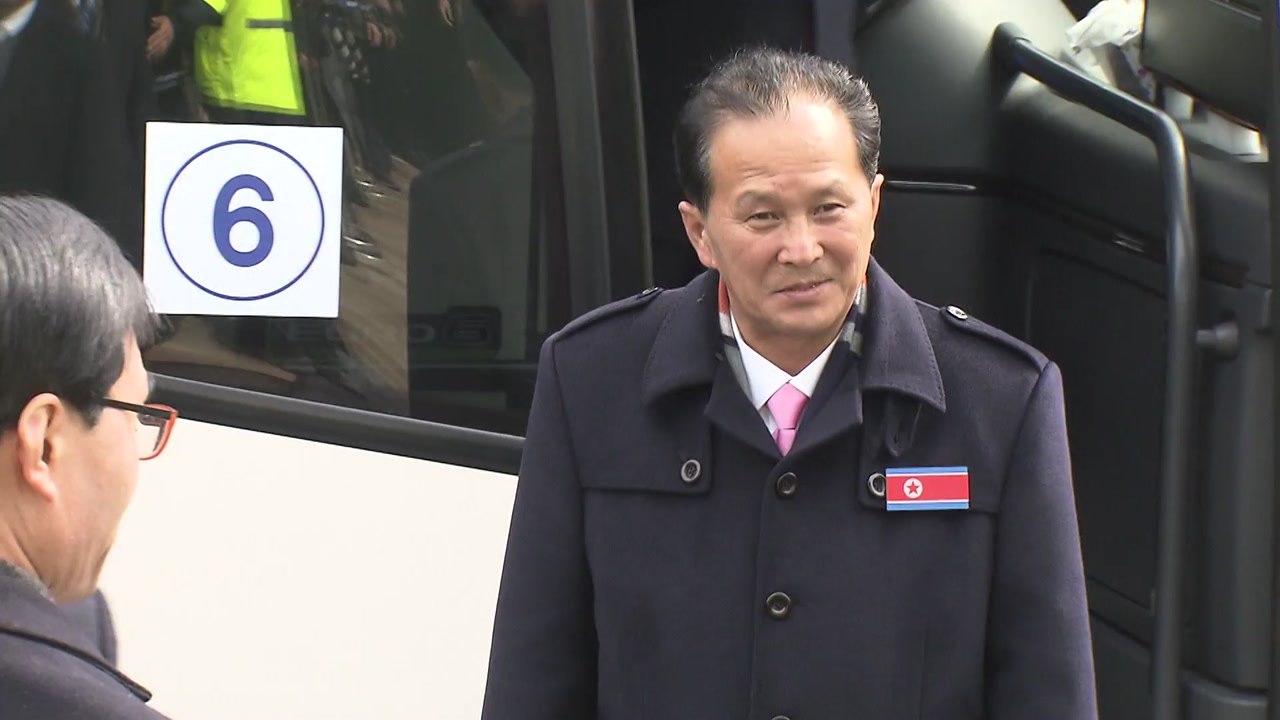 북한 패럴림픽 선수단 평창 선수촌 입촌 / YTN