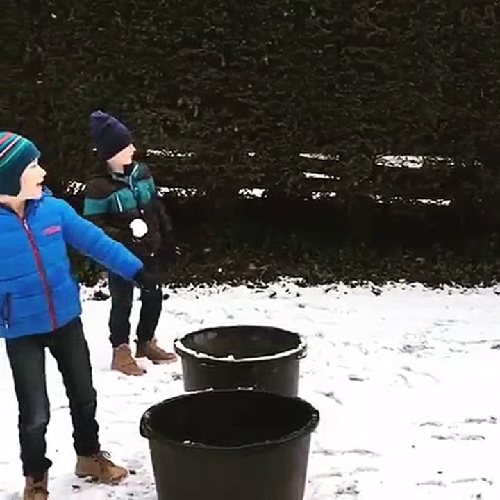 Ils lancent des boules de neige sur leur père en pleine séance de sport