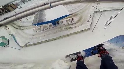 Un snowboardeur évite une chute de justesse