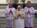 Holy Thursday: Pope washes priests' feet