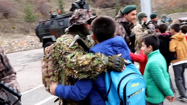 Asker ve polis ağabeylerine mektup yazdılar, resim yaptılar