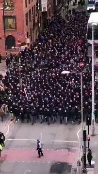 Man City - Bale : Les supporters du FC Bâle mettent l'ambiance dans les rues de Mancheste