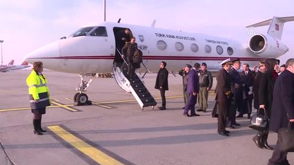 Milli Savunma Bakanı Canikli, Türk Şehitliği'ni Ziyaret Etti