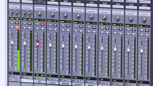 Industria británica de videojuegos busca atraer más mujeres