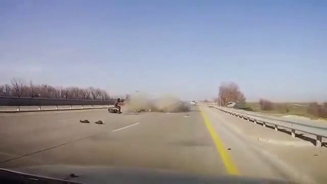 Ce débile change son pneu au milieu de l'autoroute et c'est le drame