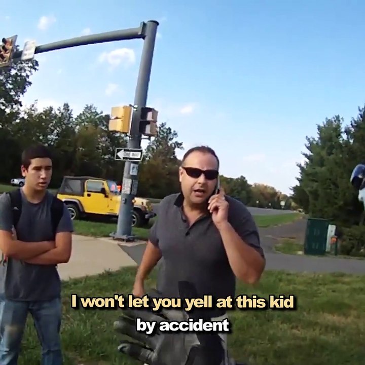 Ce conducteur devient fou alors qu'il vient d'éviter de justesse un piéton qui traversait sans regarder