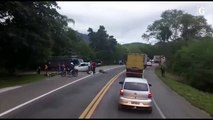 Acidente entre carro e moto na rodovia BR 101 em Guarapari