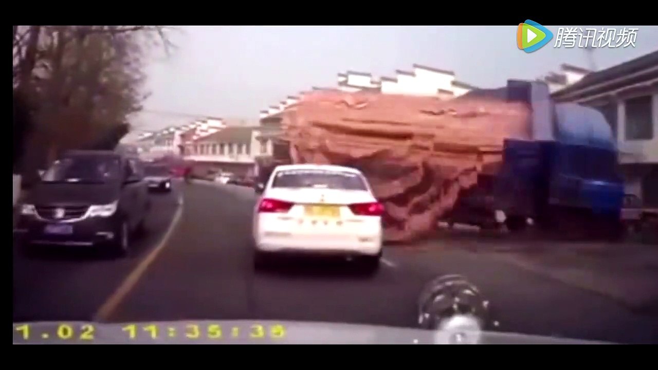 幸亏教练踩住了副刹车，才救了一车人的性命！