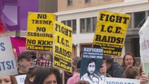 Protesta en California por la demanda de Trump contra leyes migratorias