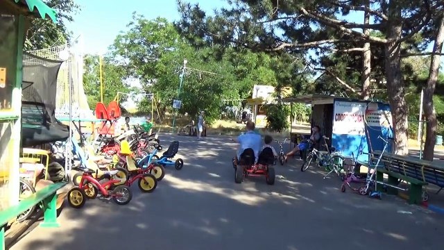 ВЛОГ Макс катается на велосипедах и машинках в парке Одесса