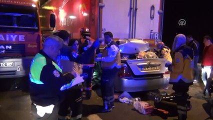 Tıra çarpan otomobil dorsenin altında sıkıştı: 2 ölü (2) - SAKARYA