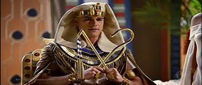 Os dez mandamentos (Capítulo Completo do dia 07 de março de 2018) Yunet é condenada a morte e sem julgamento pela morte do rei Seti.  E mais, mesmo na prisão conspira contra o Ramsés manipulando a própria filha para matá - lo,  colocar Amenhotep no trono