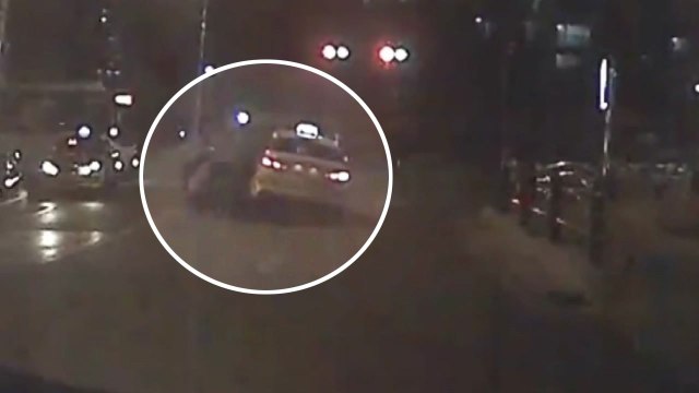 [영상] 힘 모아 택시 '번쩍'...대학생 구조한 시민들 / YTN