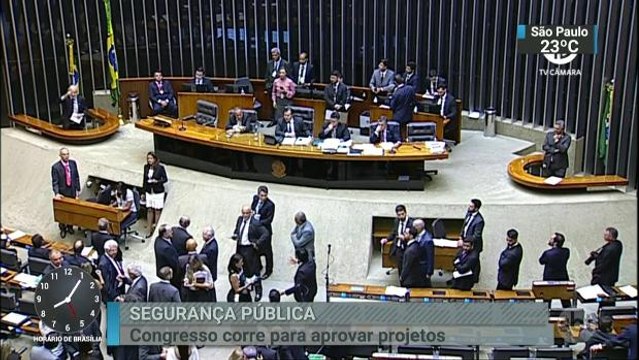 Políticos têm um mês para renunciar aos mandatos e disputar eleições