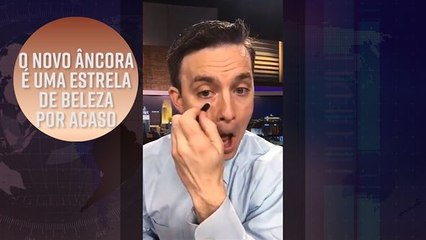 Apresentador de jornal vira um astro da maquiagem