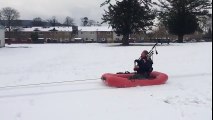 Cornemuse dans une luge tirée par un Quad... sont fous ces écossais !