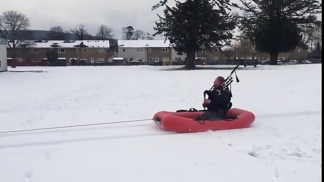 Cornemuse dans une luge tirée par un Quad... sont fous ces écossais !