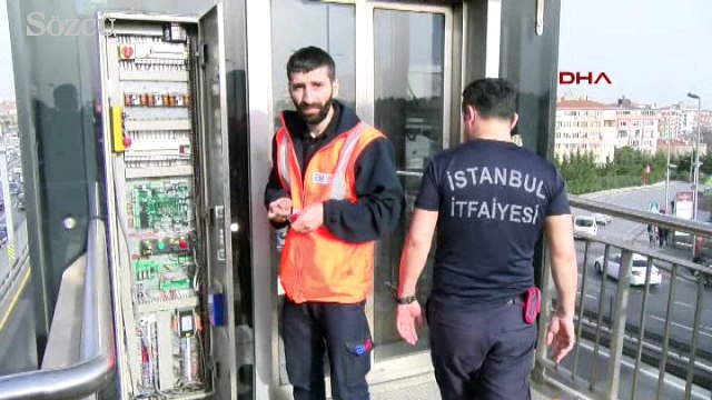 Metrobüs durağındaki asansörde mahsur kaldılar