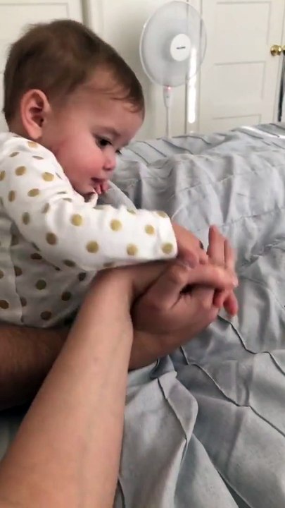 Ce bébé est tellement jaloux que maman ne peut pas prendre papa par la main