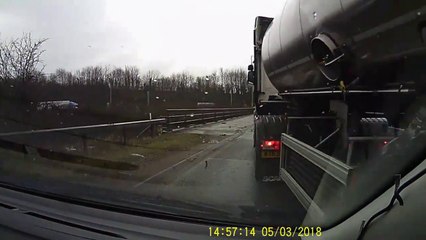 Ce camion change de file subitement et arrache une voiture bien comme il faut!!!