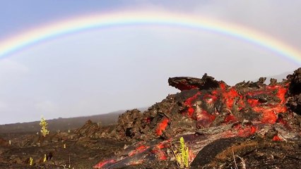 Un arc-en-ciel derrière de la lave en fusion