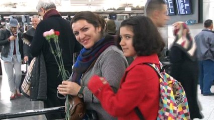 Kadın yolculara Atatürk Havalimanı’nda çiçekli karşılama