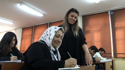 Fadime teyze çocukları yaşındaki öğrenciler ile eğitim görüyor