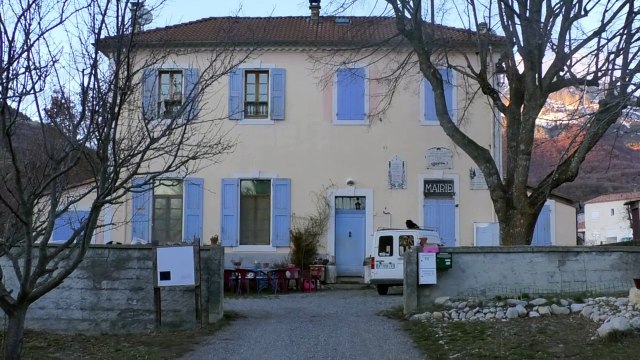 Comment concilier sa fonction de maire de commune très rurale et sa vie personnelle ? Chantal Casa, maire de Hautes-Duyes nous raconte.