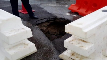 부산 하단교차로 땅 꺼짐...차량 2대 파손 / YTN