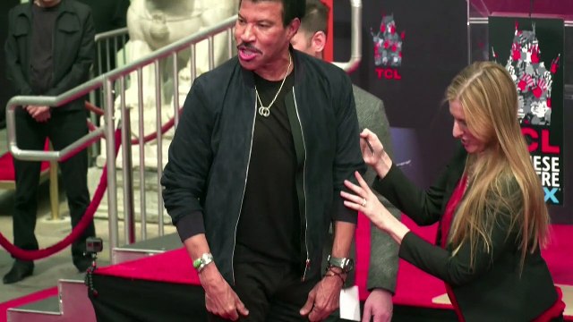 Lionel Richie pose ses empreintes sur Hollywood Bd