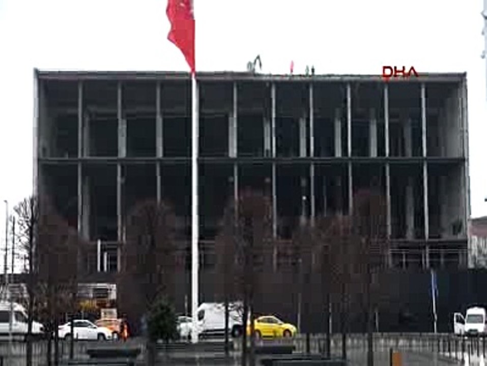 AKM'NİN ÇATISINA ÇIKARILAN İŞ MAKİNESİ YIKIMA BAŞLADI