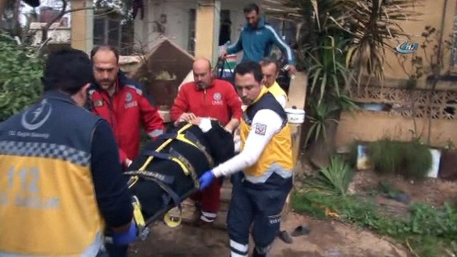 - Teröristlerin yaraladığı kadın, operasyon bölgesinden kurtarıldı- Hacı İskender köyünden kaçmak isterken teröristlerin hedefi olan sivil yaralandı- Sivillerin bindiği kamyonet teröristlerin hedefi oldu