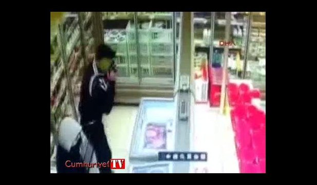 Kasiyerin darp edildiği silahlı soygun kamerada