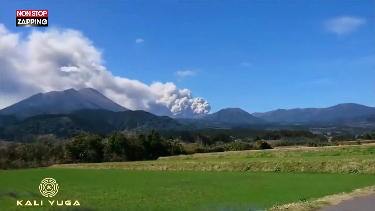 Japon : les images impressionnantes de l'éruption d'un volcan (vidéo)