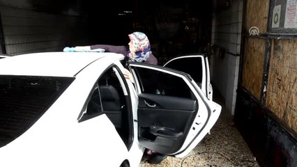 Oto Yıkamacı Kadınların Özverili Mesaisi