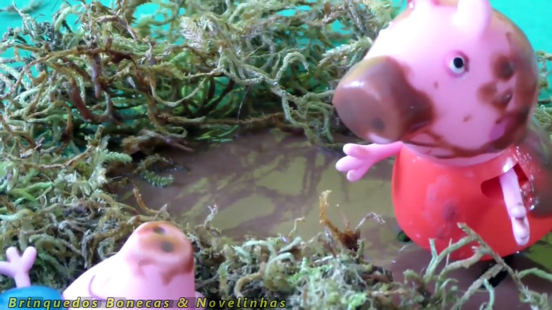 Peppa Pig e George fogem do banho depois de brincar na poça de lama. Peppa Pig Em Português BR