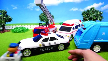 アンパンマン おもちゃアニメ パトカー ピーポーピーポー 消防車と救急車❤はたらく車 こまってる人はいないかなぁ？