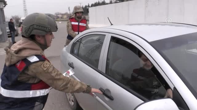 Jandarma Bu Kez Karanfil Vermek İçin Araçları Durdurdu