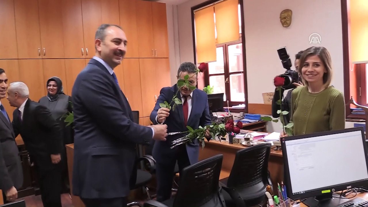 Adalet Bakanı Gül, bakanlıkta görev yapan kadınların 8 Mart Dünya Kadınlar Günü'nü kutladı - ANKARA