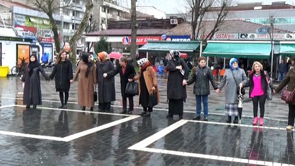 Düzceli kadınlar ellerini semaya Mehmetçik için kaldırdı