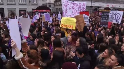 Miles de mujeres se manifiestan en toda España