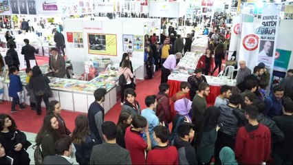 3 bin 500 kişi melodiyi duyar duymaz bütün işi bırakıp esas duruşa geçti