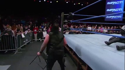 Un catcheur rate son coup et assomme Eddie Edwards