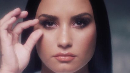 Demi Lovato Removes Her Makeup