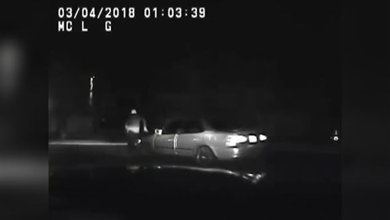 Von Auto gestoppt: Betrunkener fährt sich selbst an