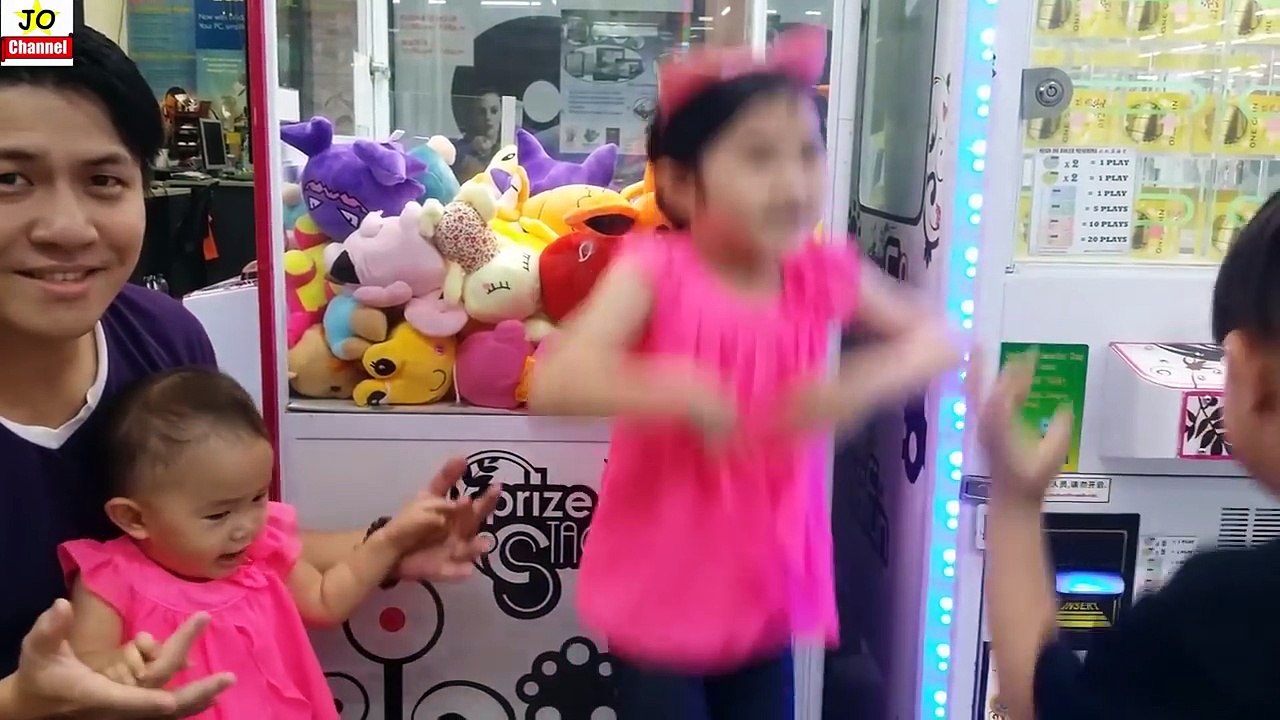 夾娃娃機挑戰~Jo爸也來夾娃娃 超想夾大皮卡丘神奇寶貝！親子互動遊戲~